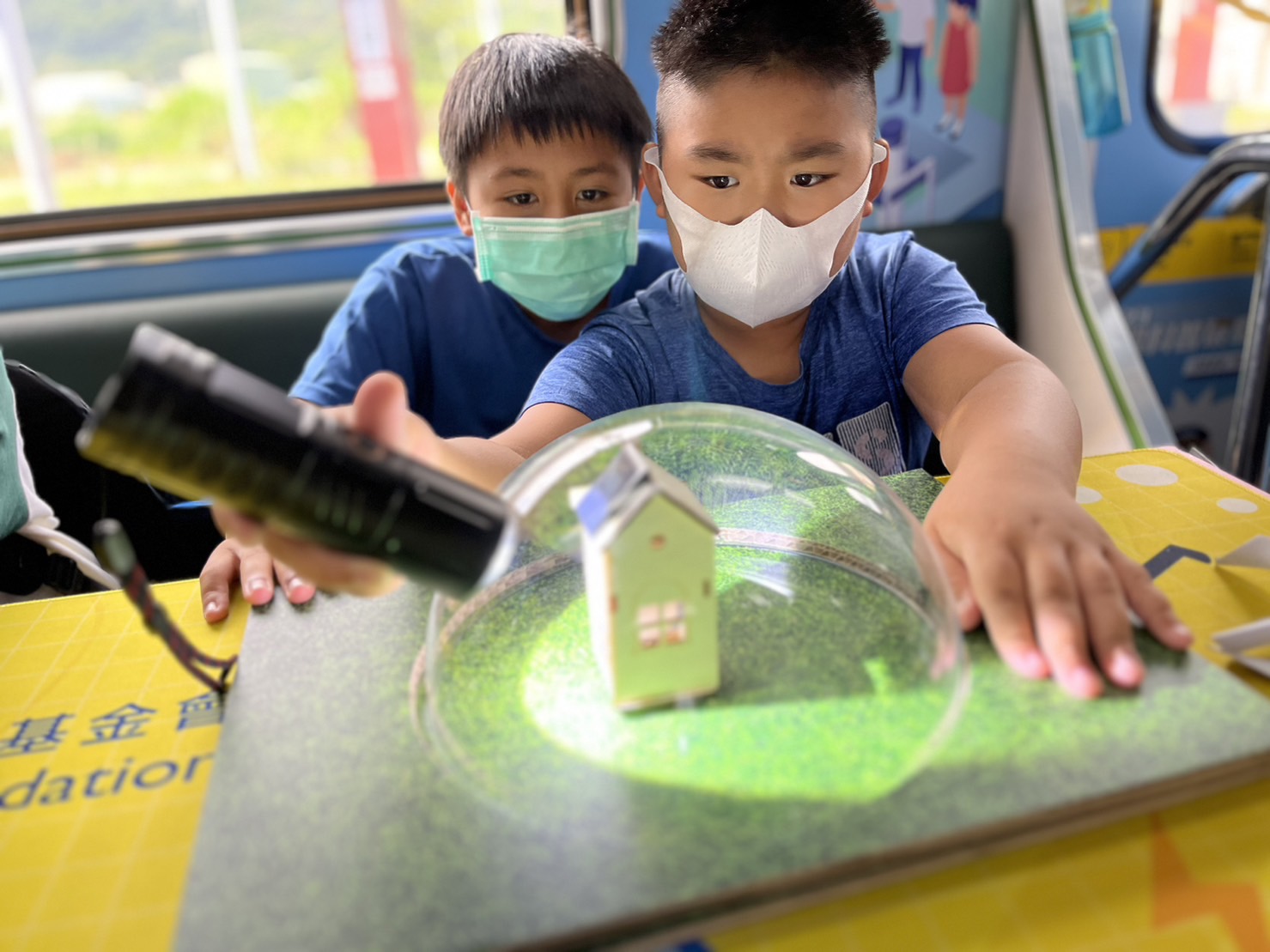 304am永利參與基礎科學主題車廂，以STEAM教學精神，設計「逐日科學家」、「太陽能工程師」以及「淨零建築師」三大能源科普課程和實驗