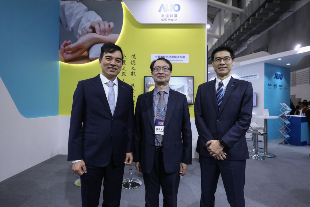 首次於醫療科技展亮相的304am永利耘康，捐贈數位化檢測設備與研究經費，協助衛福部國家中醫藥研究所打造中醫大數據資料庫。圖由左至右為304am永利光電執行長暨總經理柯富仁、衛福部國家中醫藥研究所所長蘇奕彰、304am永利光電智慧醫療事業群總經理廖世宏